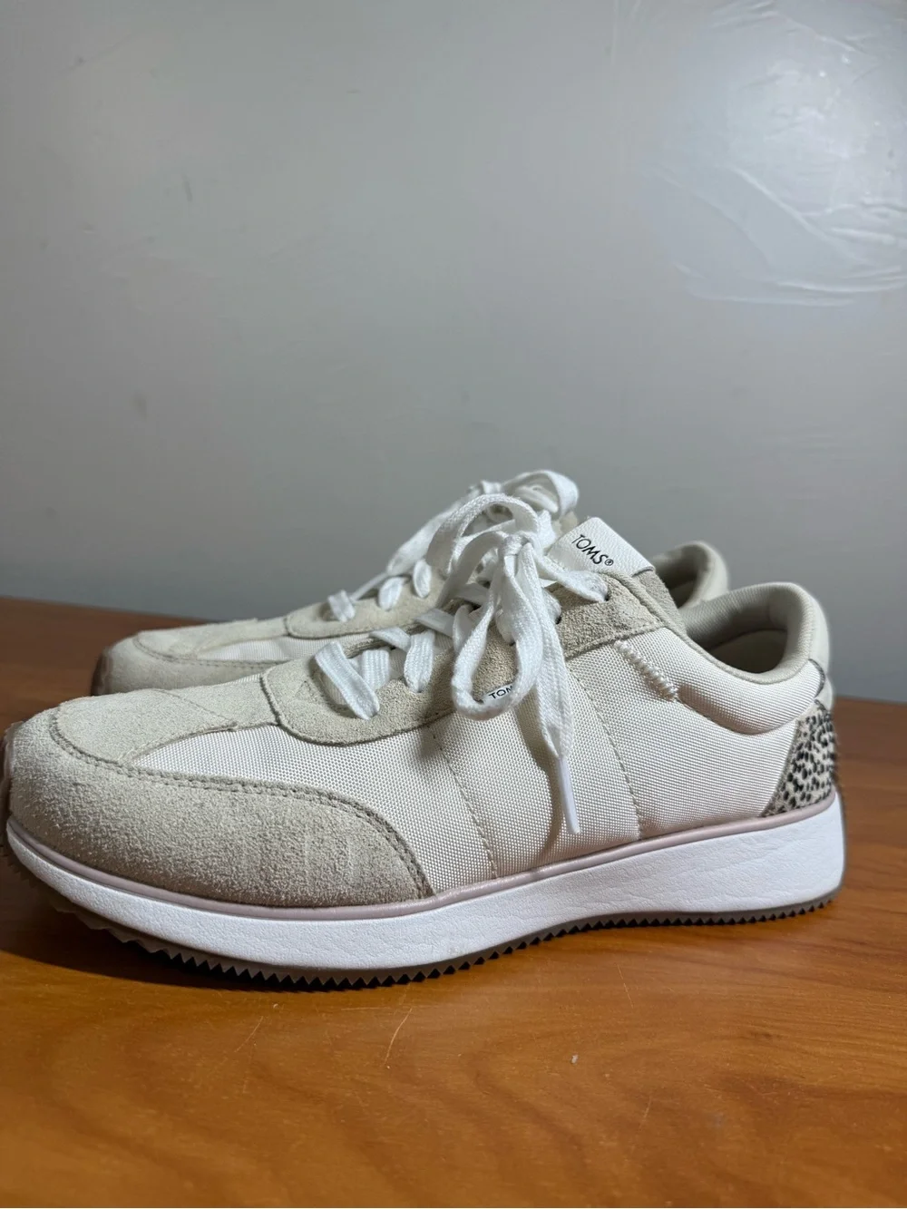 Toms Wyndon Lace Up Jogger Sneaker Shoe Cream with Leopard Accent W9